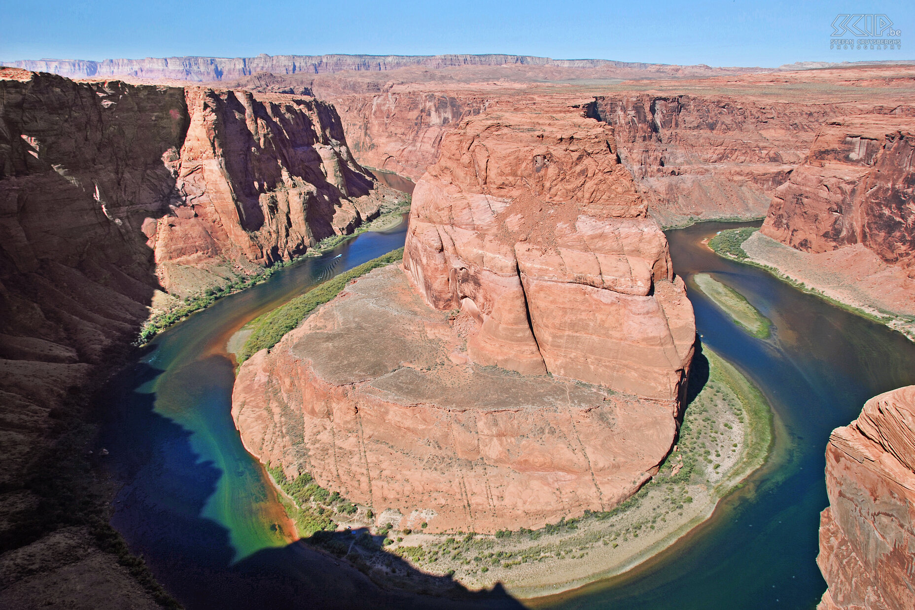 Page - Horseshoe Bend We verblijven enkele dagen in Page in Arizona. Dit stadje is ontstaan na de bouw van de Glen Canyon dam op de Colorado rivier. Hierdoor werd een groot meer Lake Powell gevormd. In de buurt van Page kan je Horsehoe Bend bewonderen, een uitzichtspunt over een van de meest spectaculaire hoefijzervormige bochten van de Colorado rivier. Stefan Cruysberghs